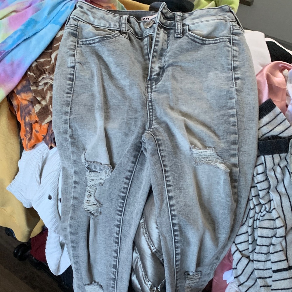 SO Women's Light Gray Distressed Jeggings